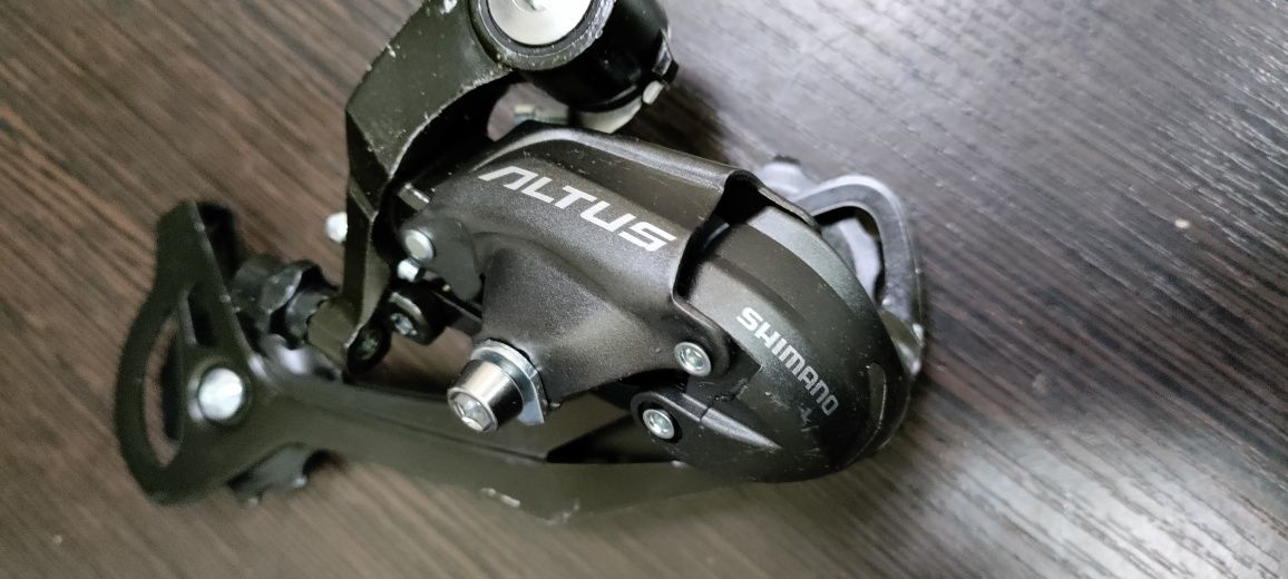 Задний переключатель Shimano ALTUS RD-M370 9 ск. Крепление под болт