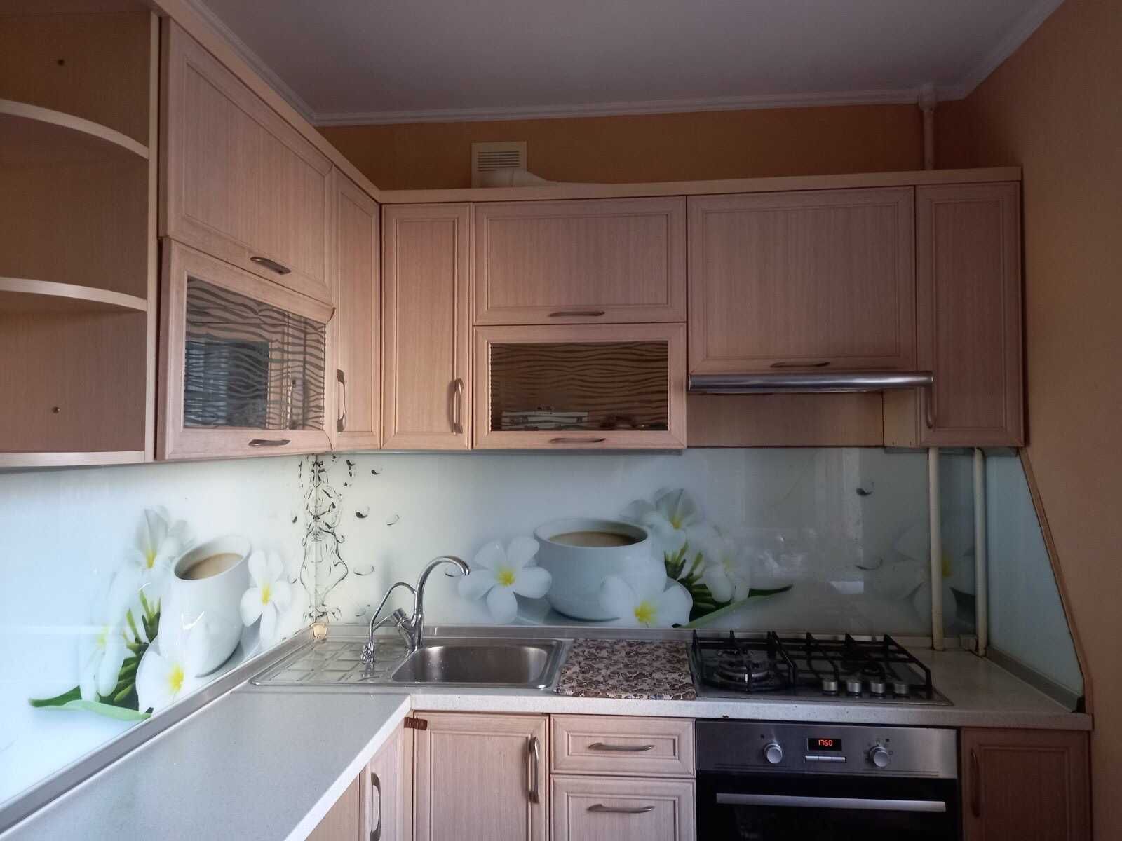Продам трехкомнатную квартиру на Песках