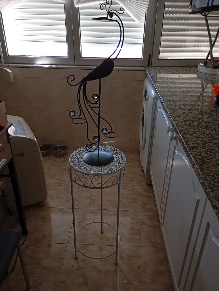 Mesinha em ferro com porta velas