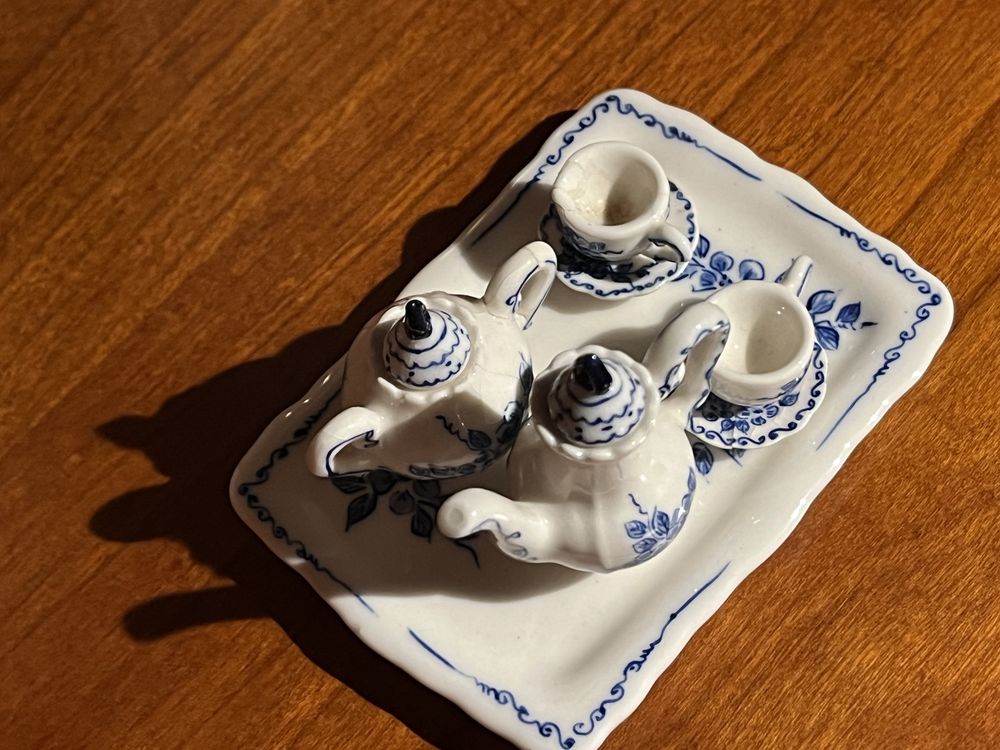 Coniunto de chá de porcelana em miniatura.
