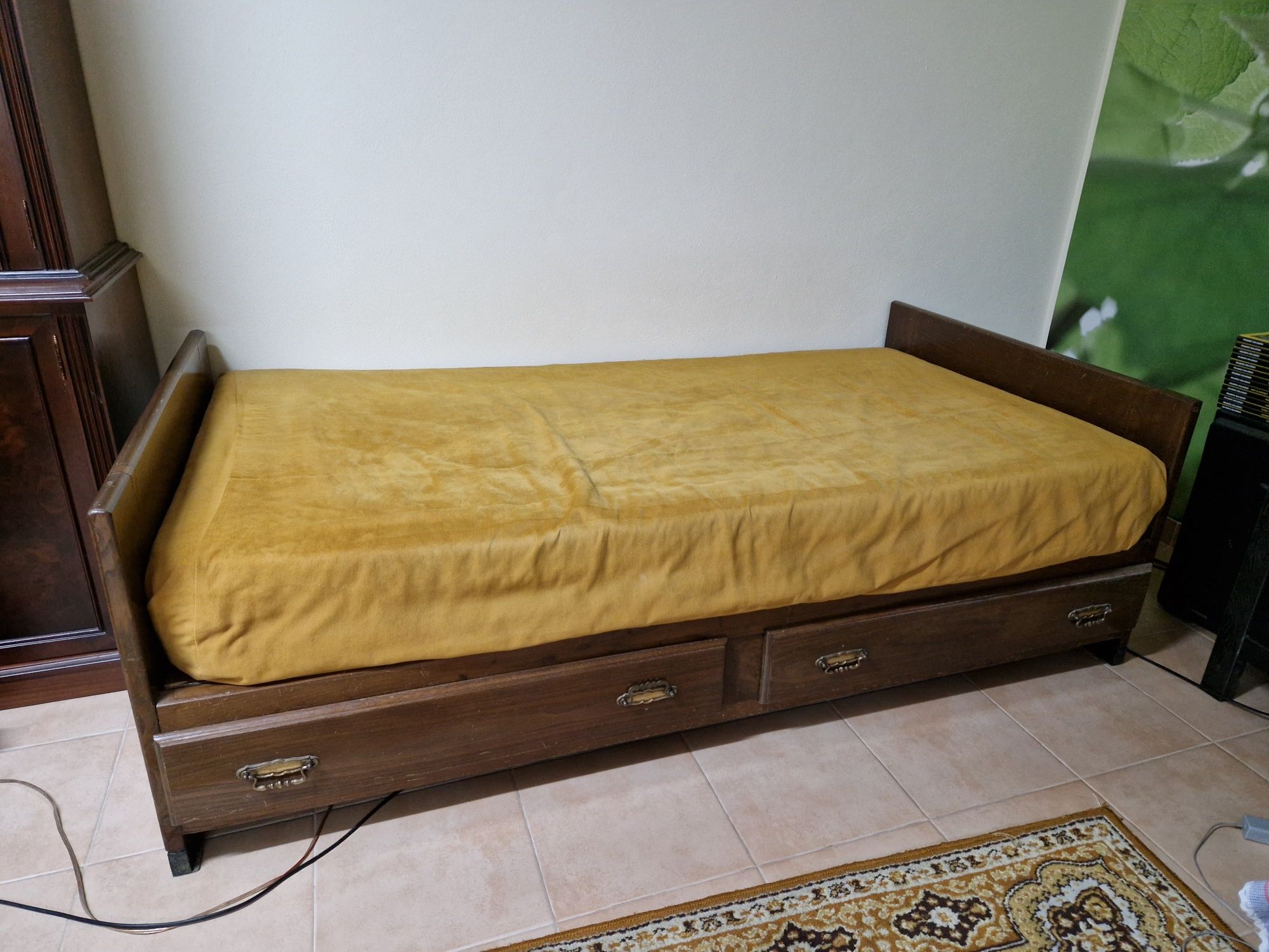 Cama de corpo e meio com colchão e laterais de 3 frentes para  sof