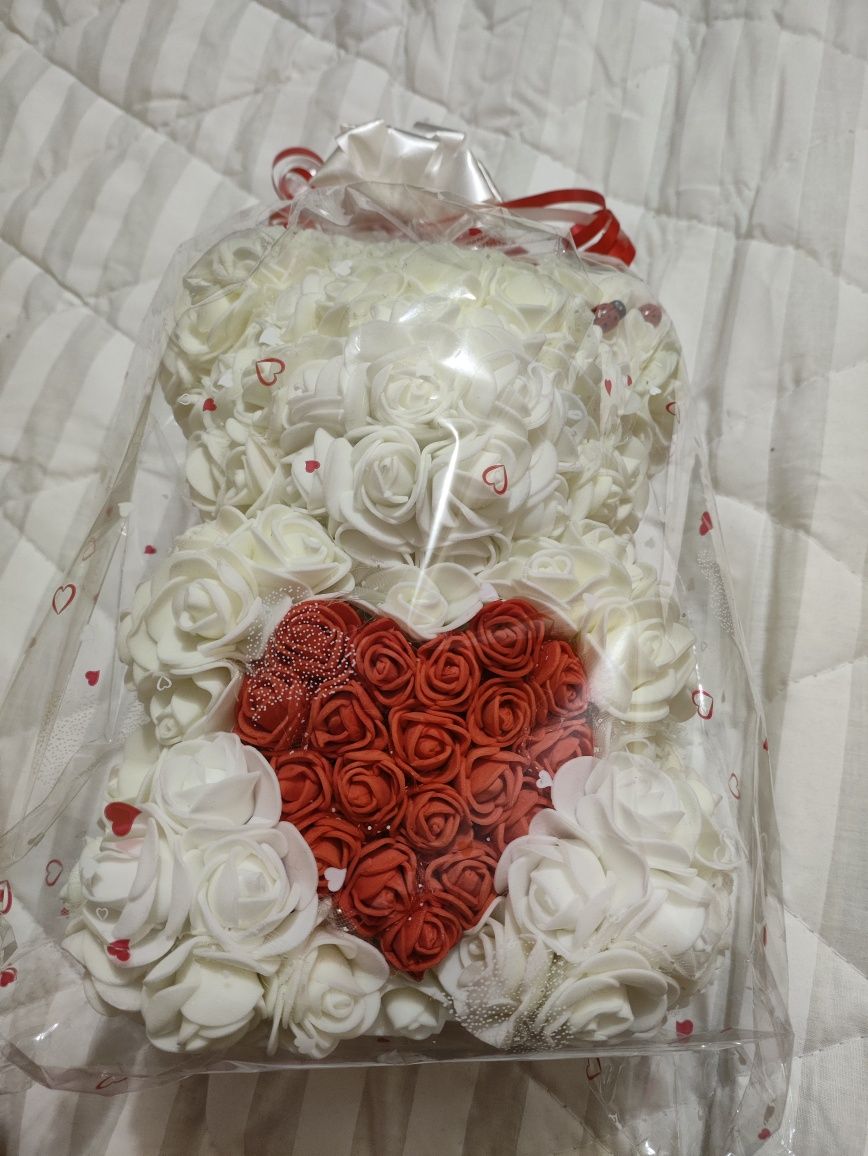 Подарунок Ведмедик з троянд білий з червоним серцем