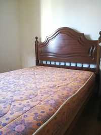 Cama de casal em madeira