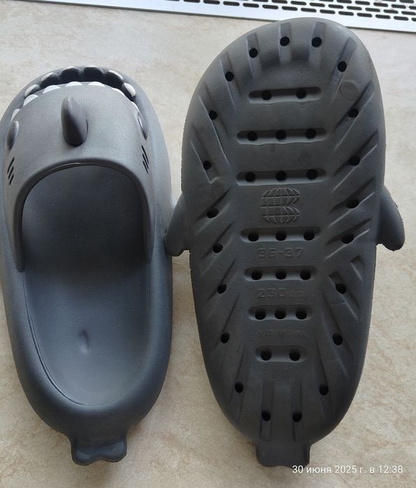 Шльопанці акула на 37,5-38 розмір