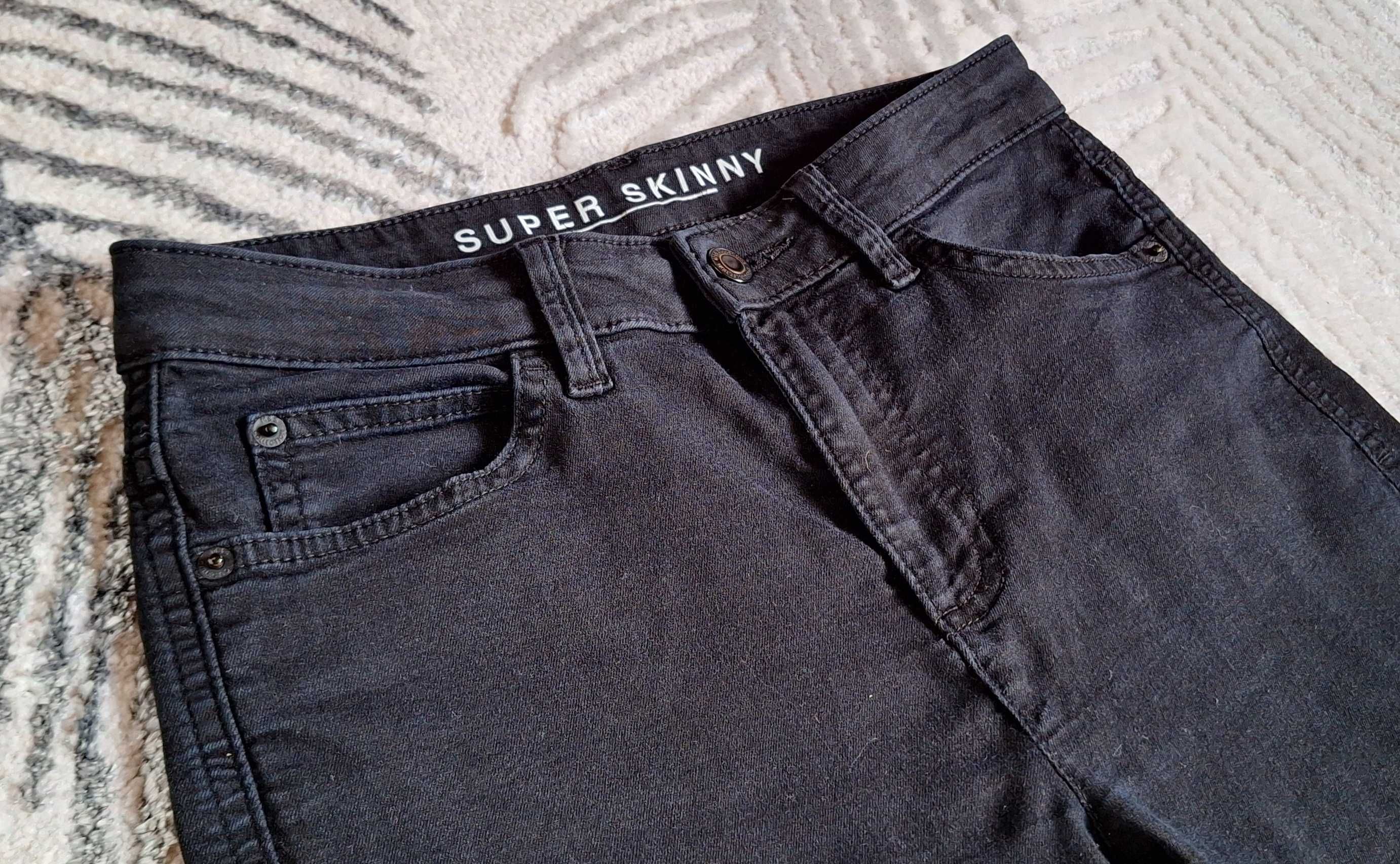 Czarne spodnie dżinsowe z wysokim stanem Marks&Spencer