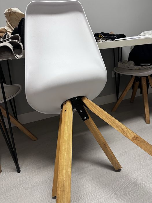 3 Cadeiras branca com pes em madeira