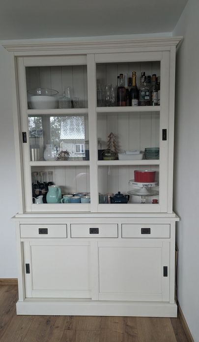 Biała witryna, lite drewno,