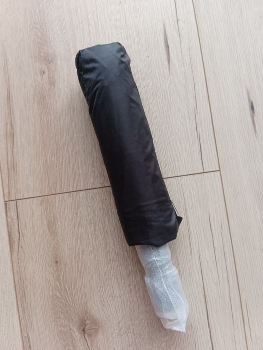 Nowy czarny parasol