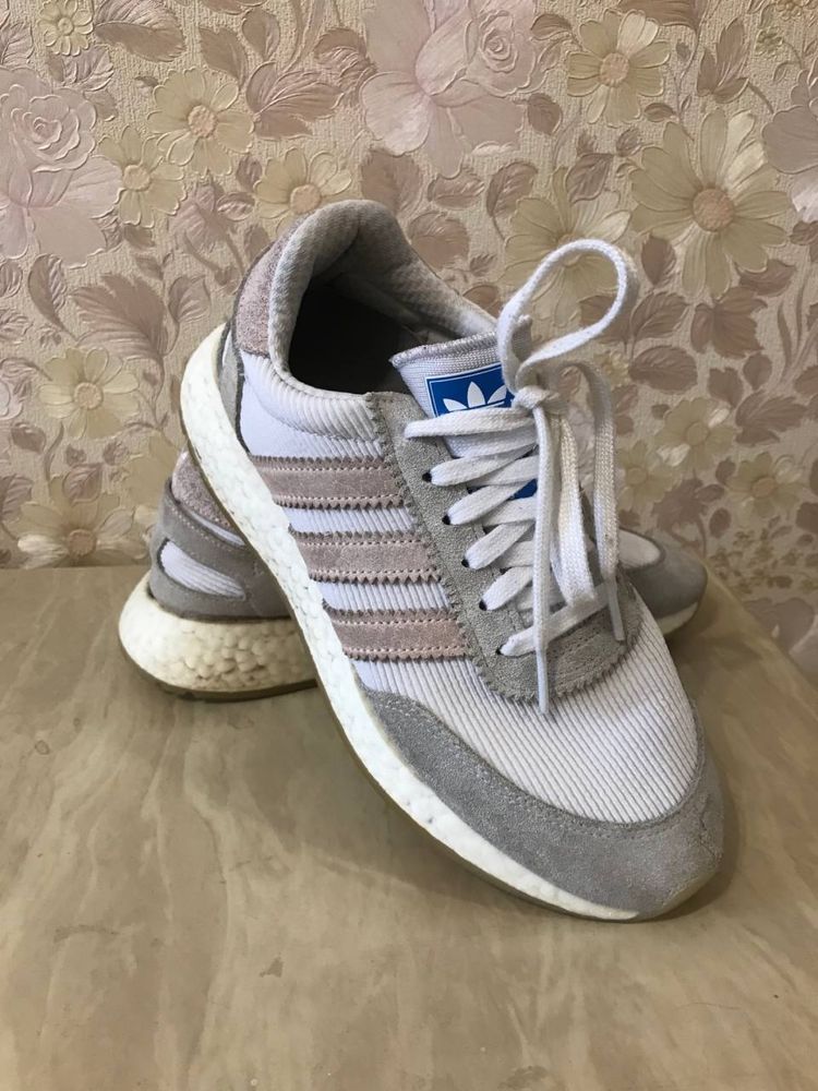 Кросівки Adidas  жіночі 38