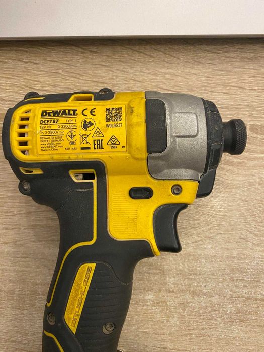 Zakrętarka udarowa DEWALT DCF787