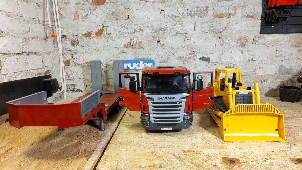 BRUDER Scania R z naczepą lawetą i spychaczem CAT