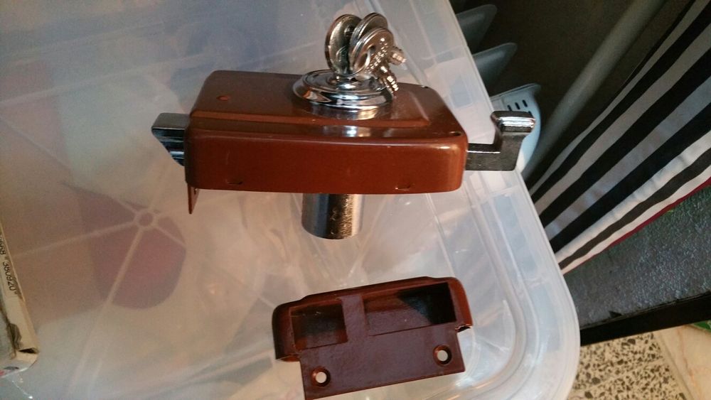 Fechadura para porta de arrumos ou outra