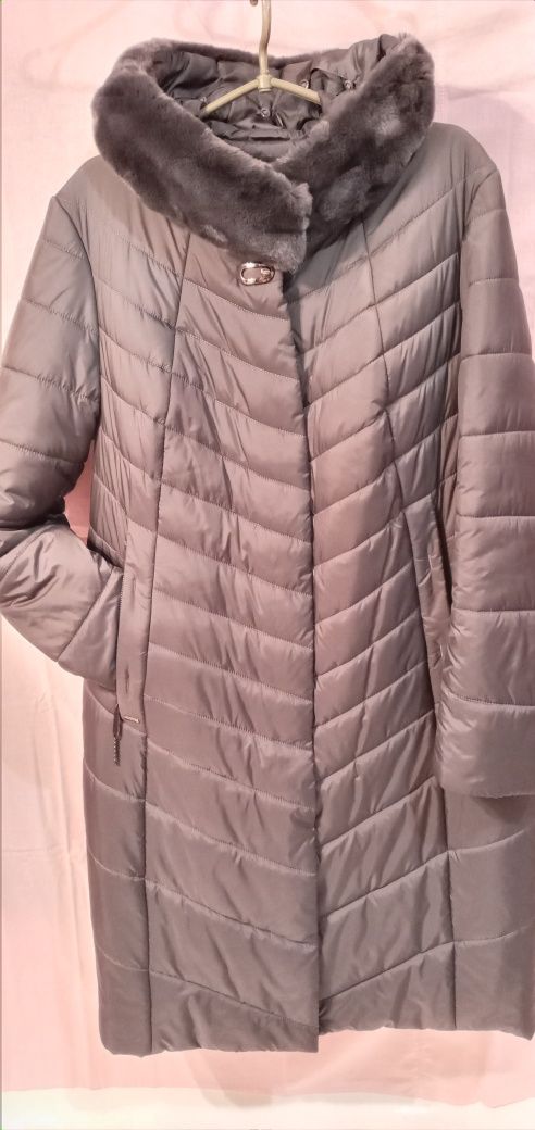 Продам зимове жіноче пальто великого розміру з капюшоном.