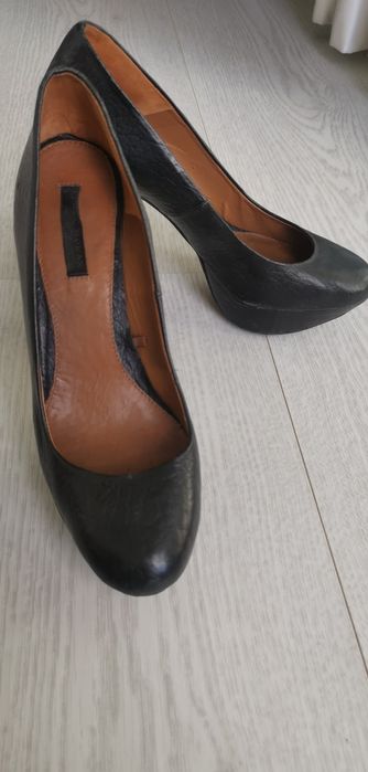 Stilettos Pretos. Sapatos de salto alto preto
