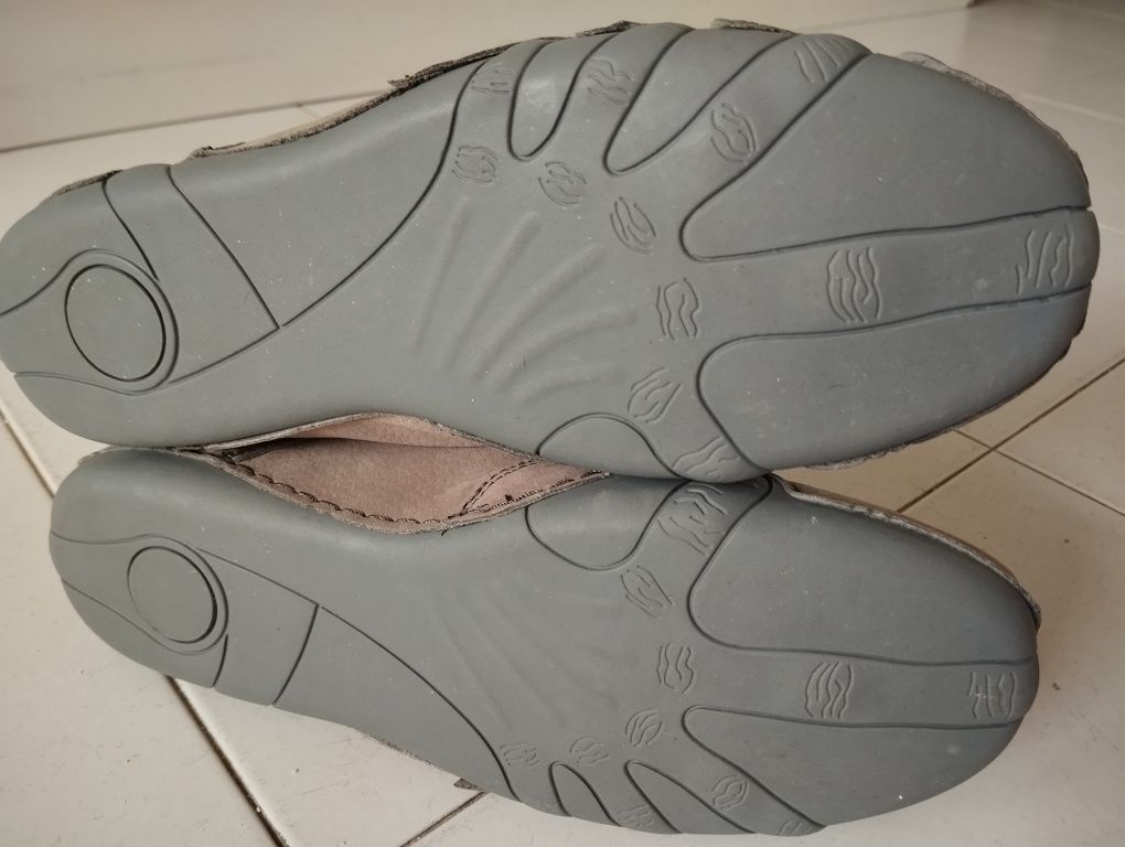 Tênis cinzentos novos