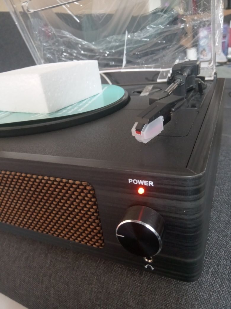 Gramofon-z Bluetooth nowy.