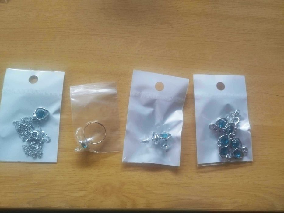 Conjunto de vários tipos de anéis e Joias elegantes