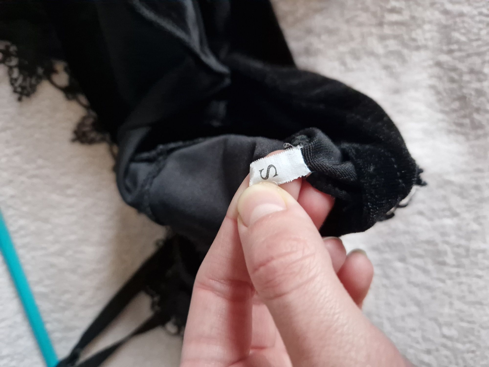 Gotycki crop top z koronkami gotyckim i krzyżem, głęboki dekolt,