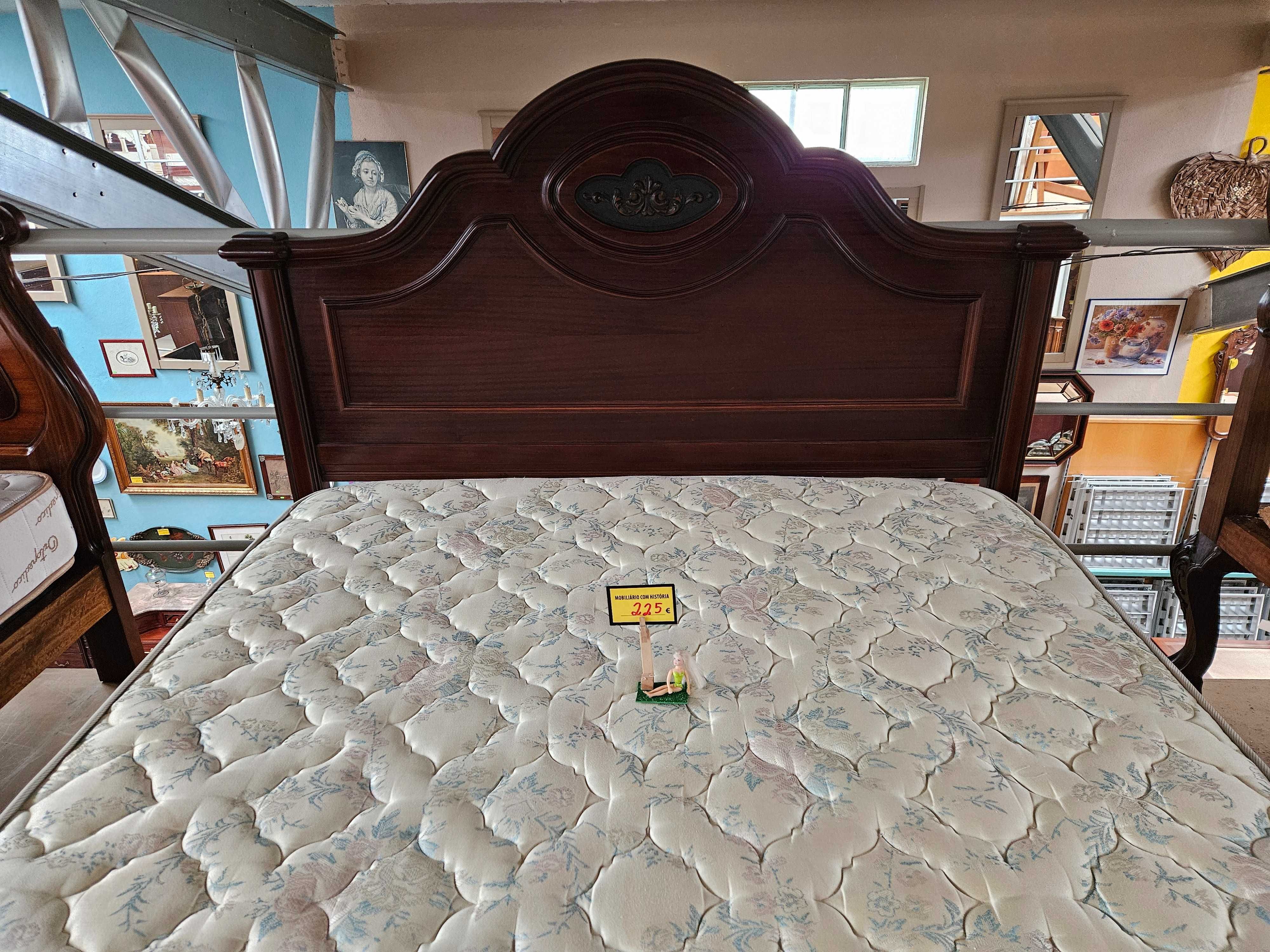 Cama em madeira maciça com estrado e colchão - Muito bom es