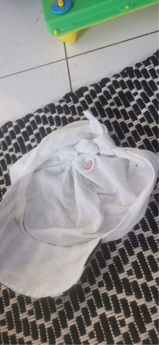 Czapka materiałowa z daszkiem dla niemowlaka