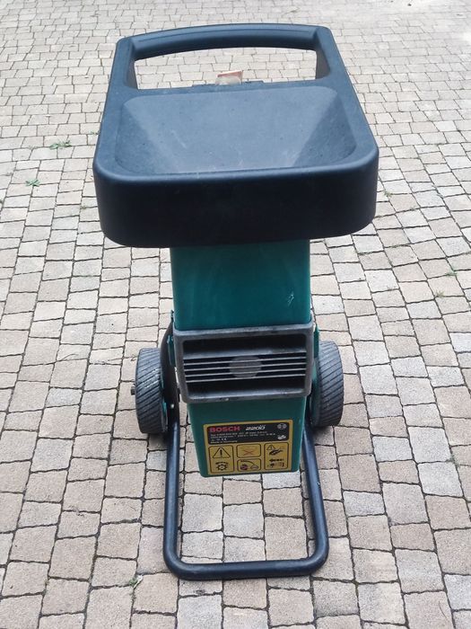 Rozdrabniacz do gałęzi frezowy, walcowy BOSCH AXT 2200