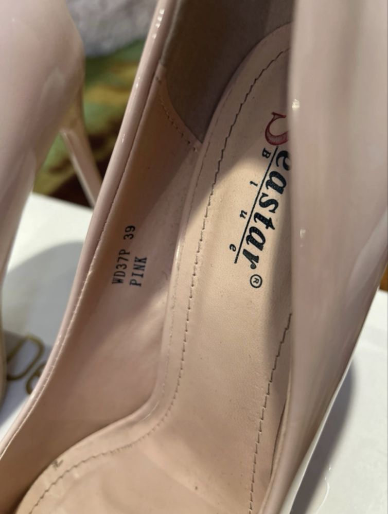 Buty na obcasie lakierowane
