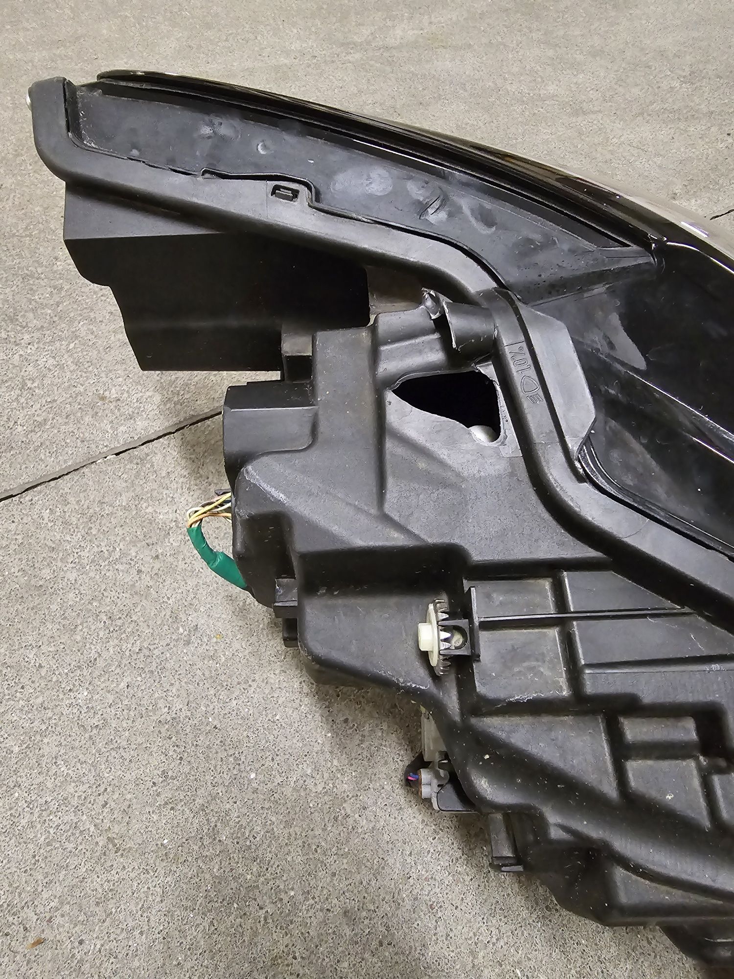 Reflektor przedni LEWY  adaptive driving beam Mazda 6 GL USZKODZONY