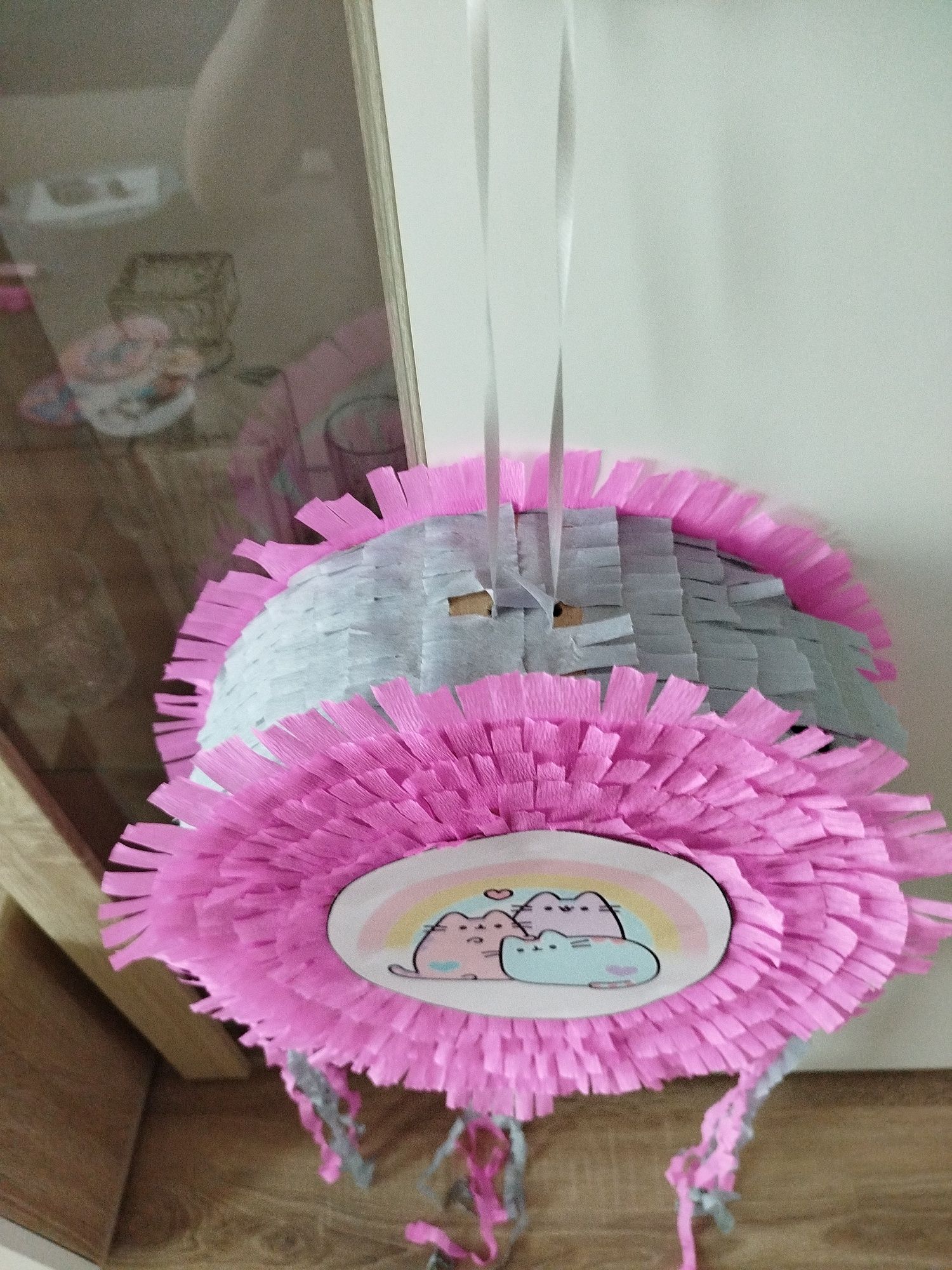 Piniata kot Pusheen z tęcza różowo szara i tasiemki