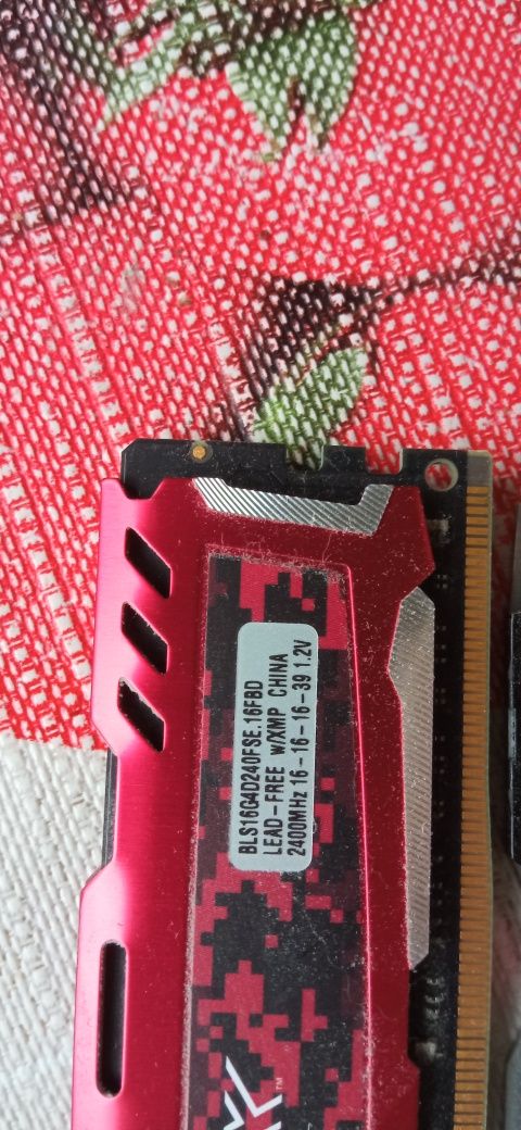 DDR4 2x16GB 2400 MHz.
