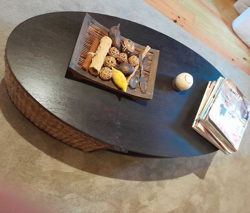 Belo sofá rústico e mesa de apoio