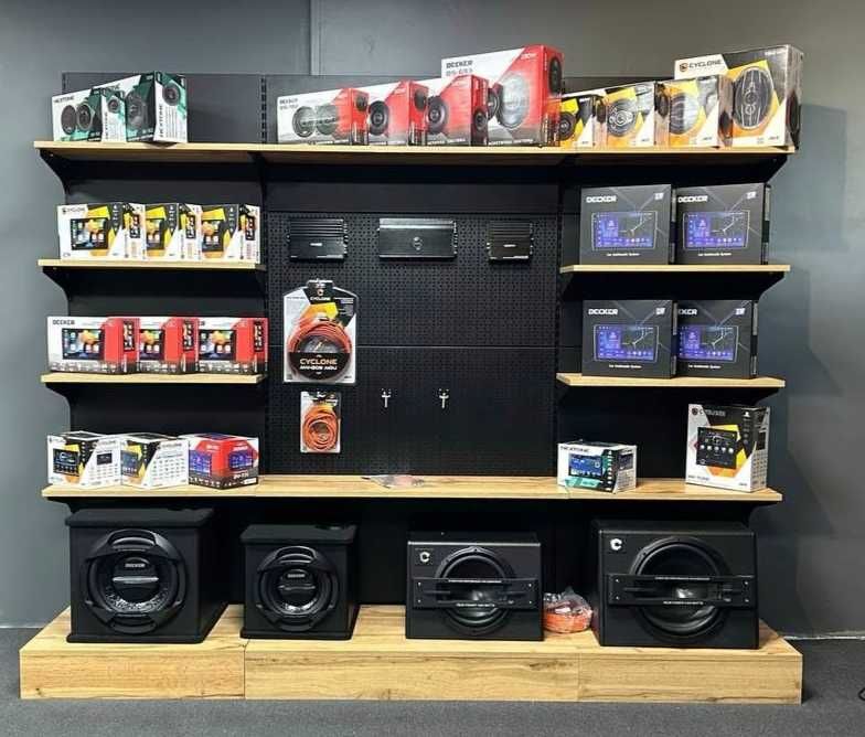 Металеві стелажі комбіновані з ДСП елементами.