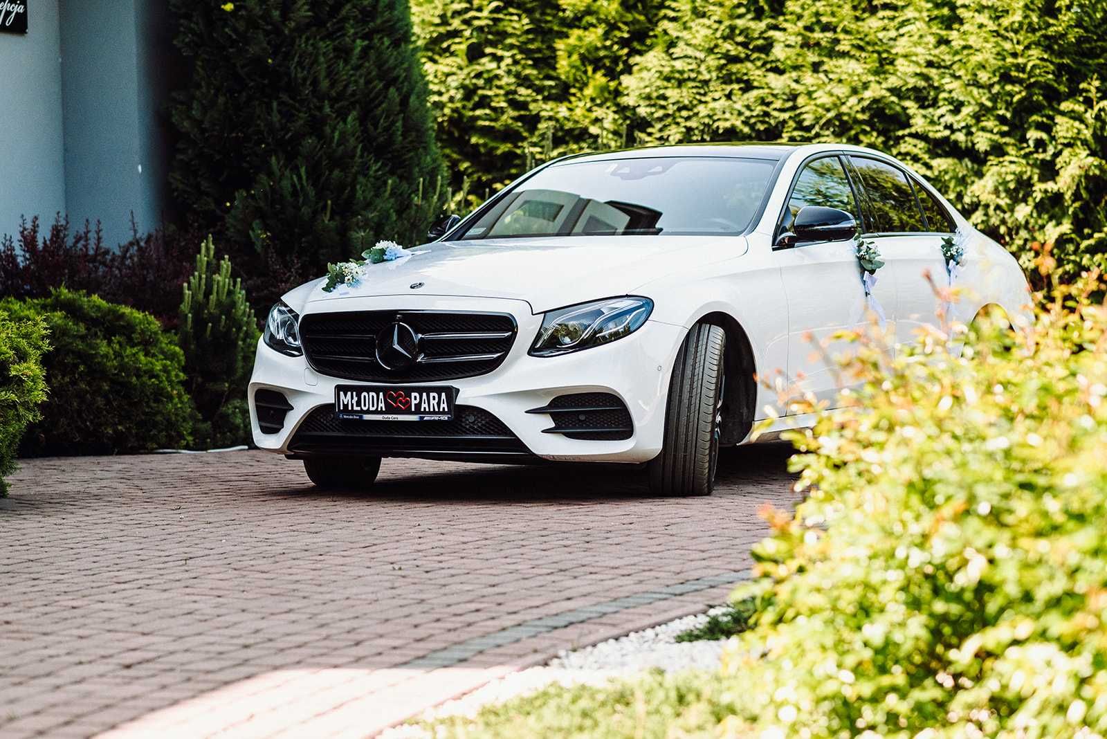 Auto do ślubu / wesela. Samochód biały Mercedes Benz