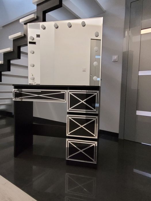 Toaletka z lustem led