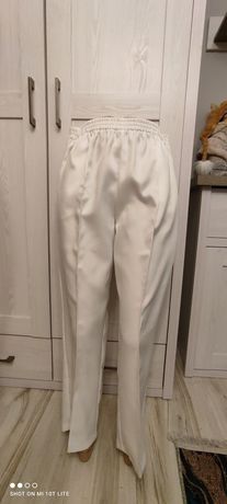 Białe spodnie z kieszeniami w gumkę