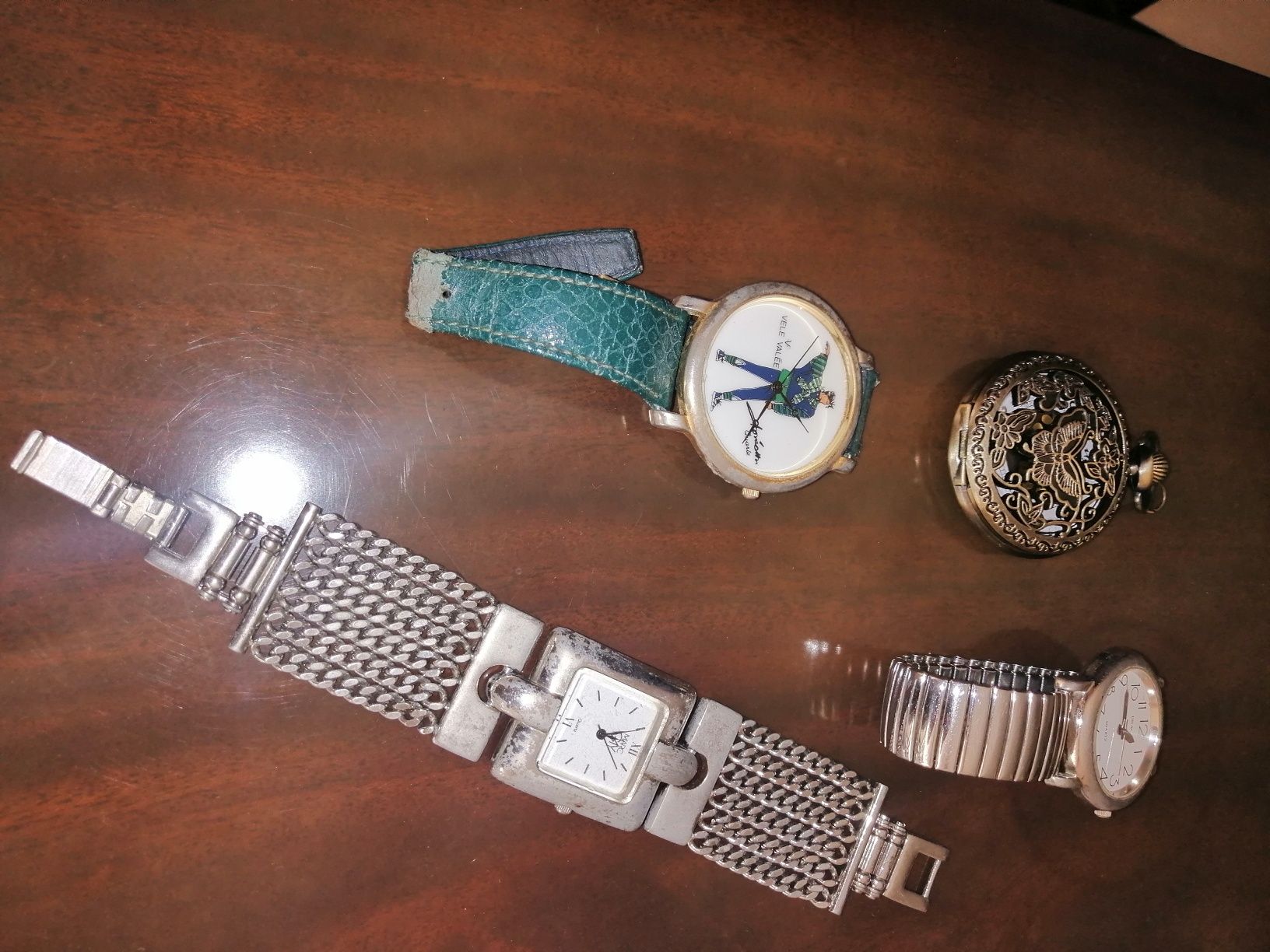 Bijuterias colares, brincos, relógios,etc.