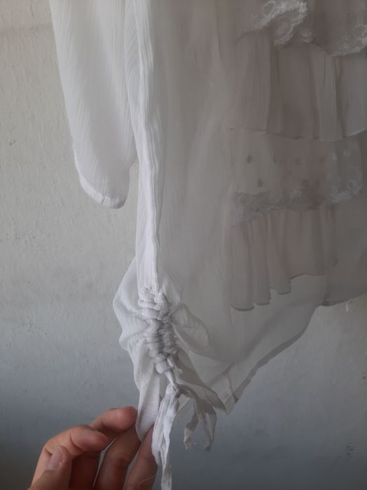 Letnia koszulka, koszula biała z falbankami, falbanami i ściągaczem