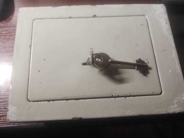 sejf domowy do montowania np w ścianie