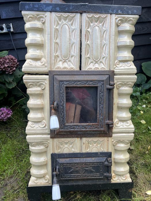 Piec kaflowy kolor kremowy(do remontu)