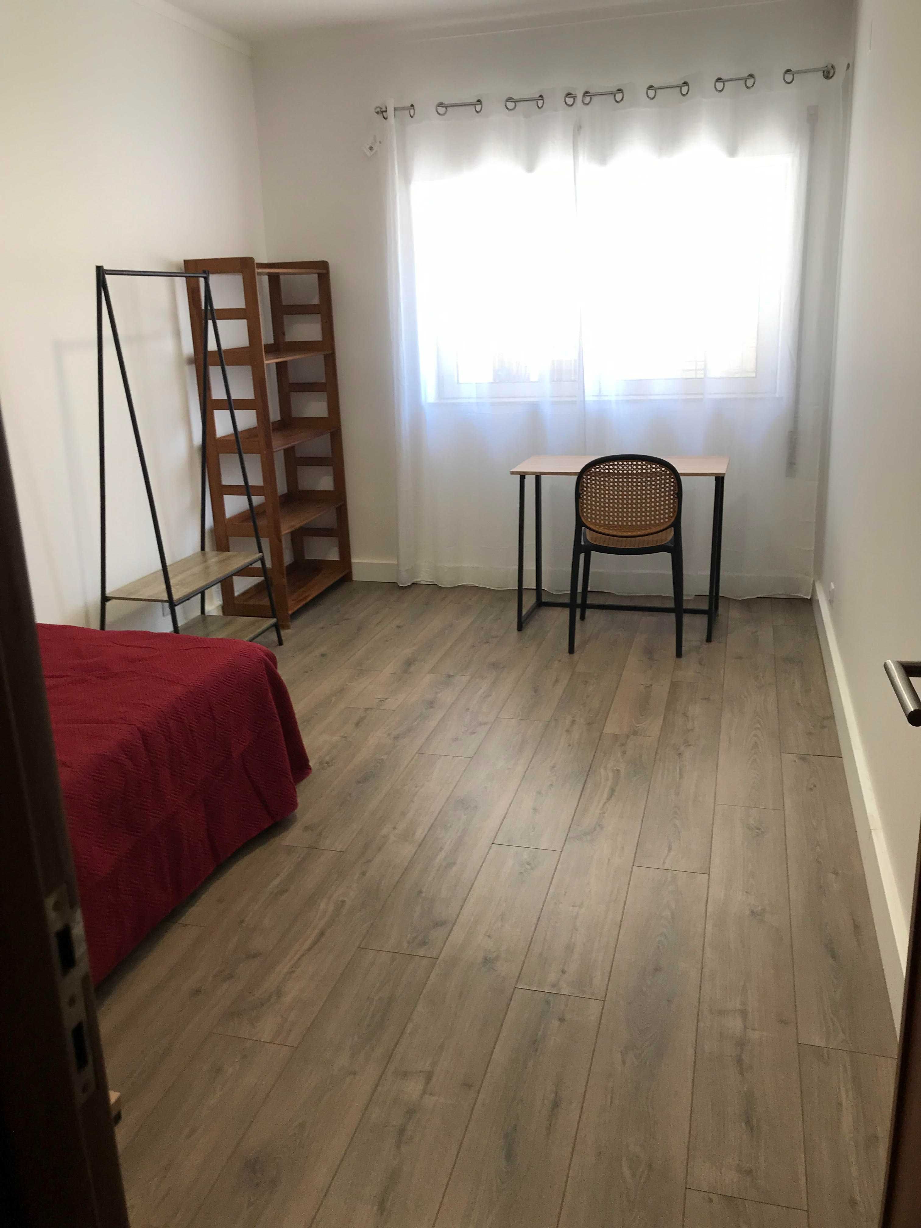 Quarto para rapariga estudante, na Av. Marquês de Pombal - Leiria