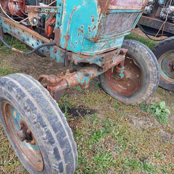 Трактор ЮМЗ 6 в робочему стані