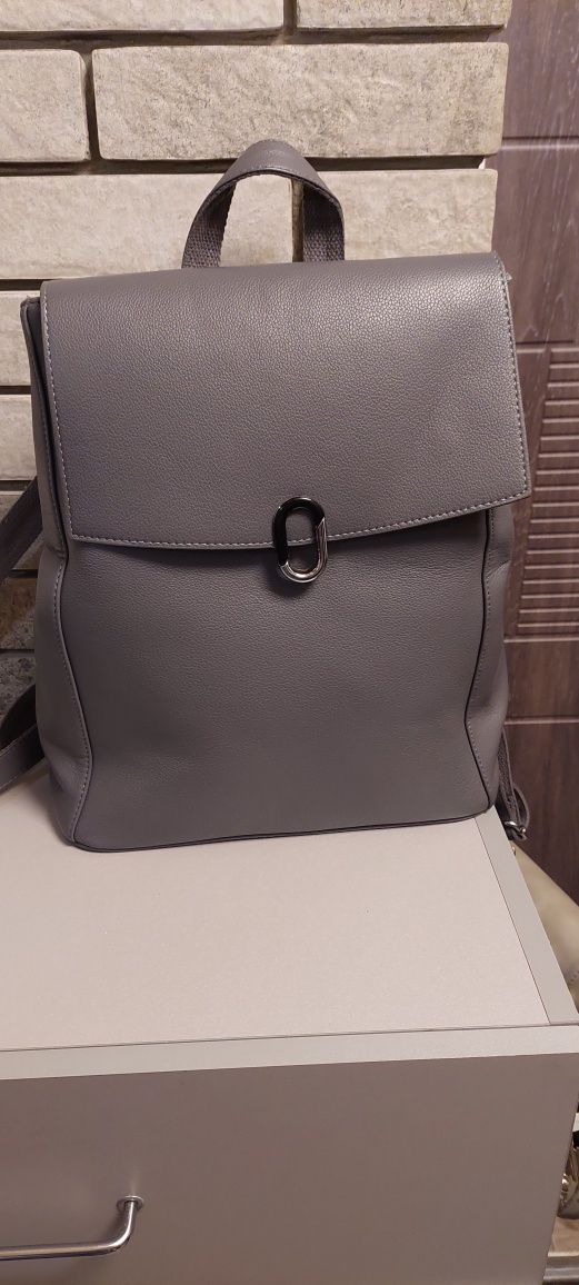 Женский рюкзак серого цвета