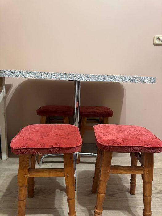 Стіл кухонний та 4 стільця(можна купити окремо) Академмістечк