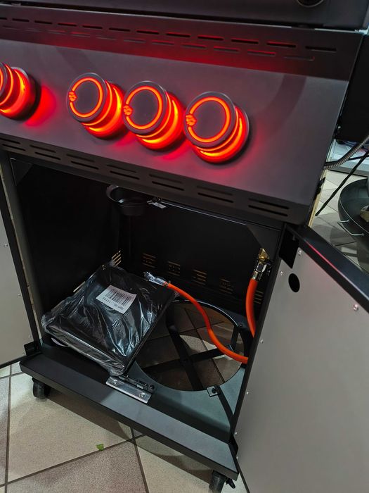 Solidny Grill gazowy z szybą miejscem na butle LANDMANN  BLACKCOOK 3+1