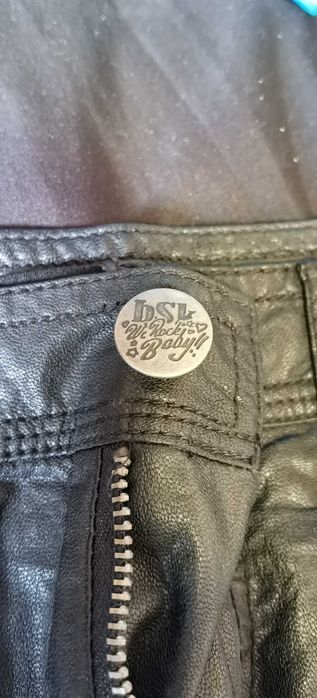 Mini saia de cabedal