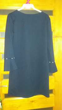 Granatowa sukienka z modnymi rękawami z prełkami