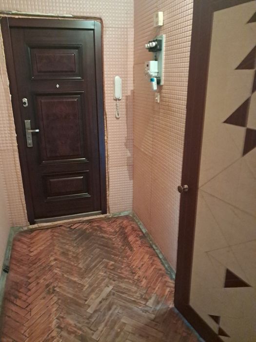 Святошинский р н Покотило/Квартвелішвілі/ 9  продаю 2 комн кв 51 кв м