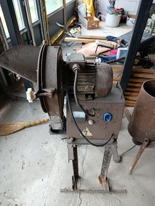 Зернодробилка, крупорушка, подрібнювати зерна