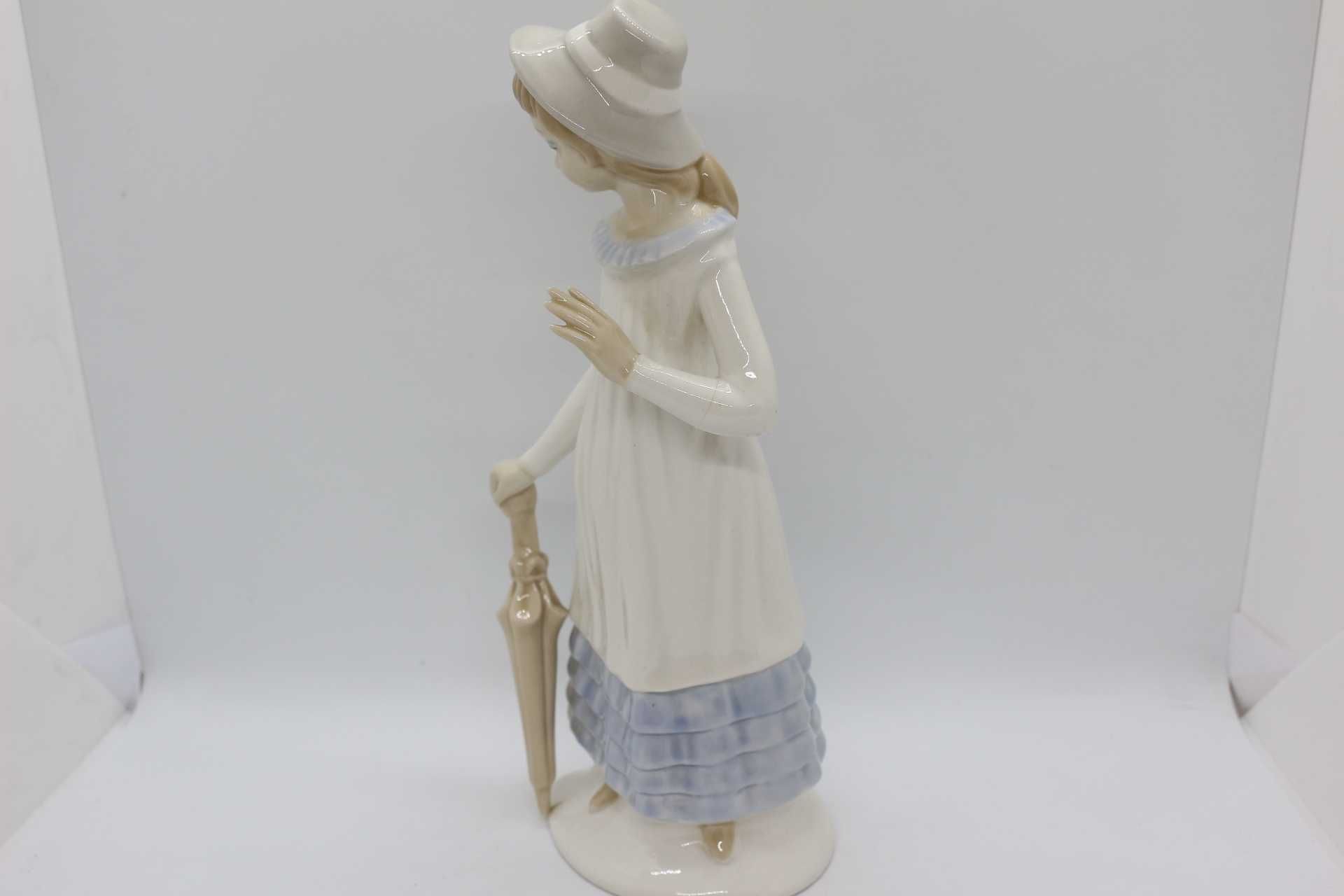 Estatueta de donzela em Porcelana vidrada Linha nao Lladró 25 cm A