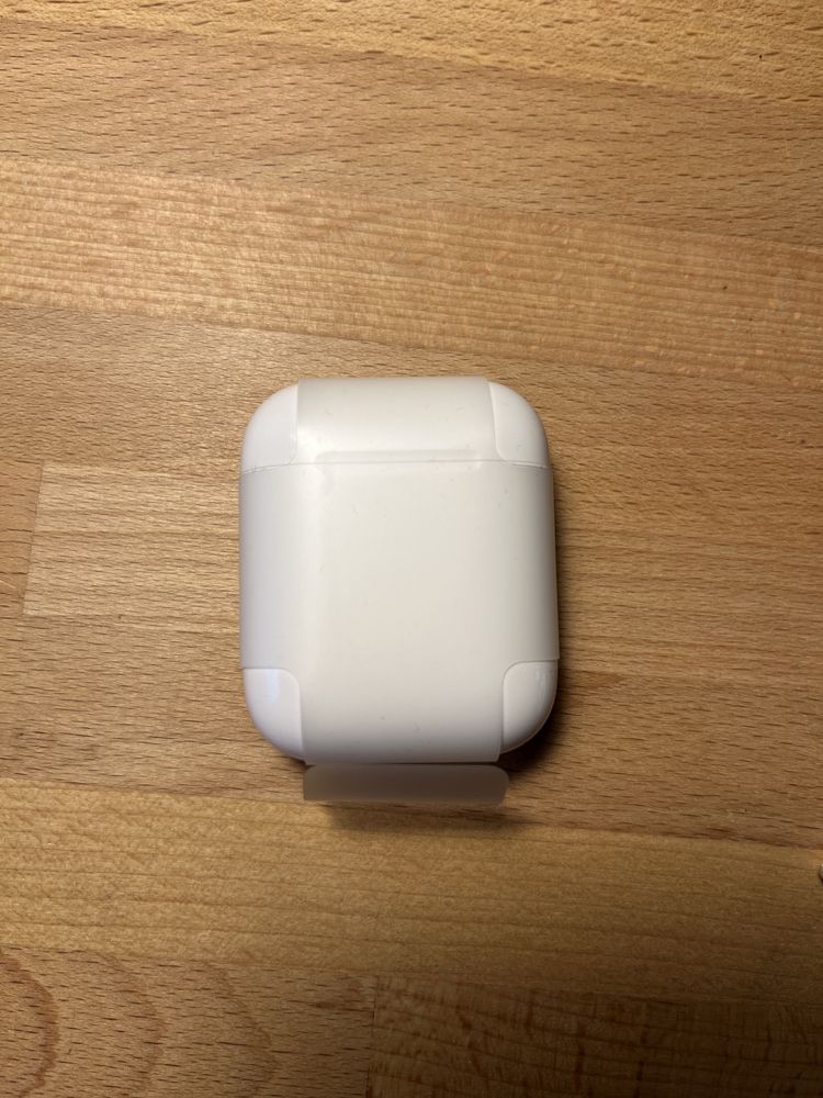 Apple AirPods 2 (etui ładujące) + dwa etui ochronne