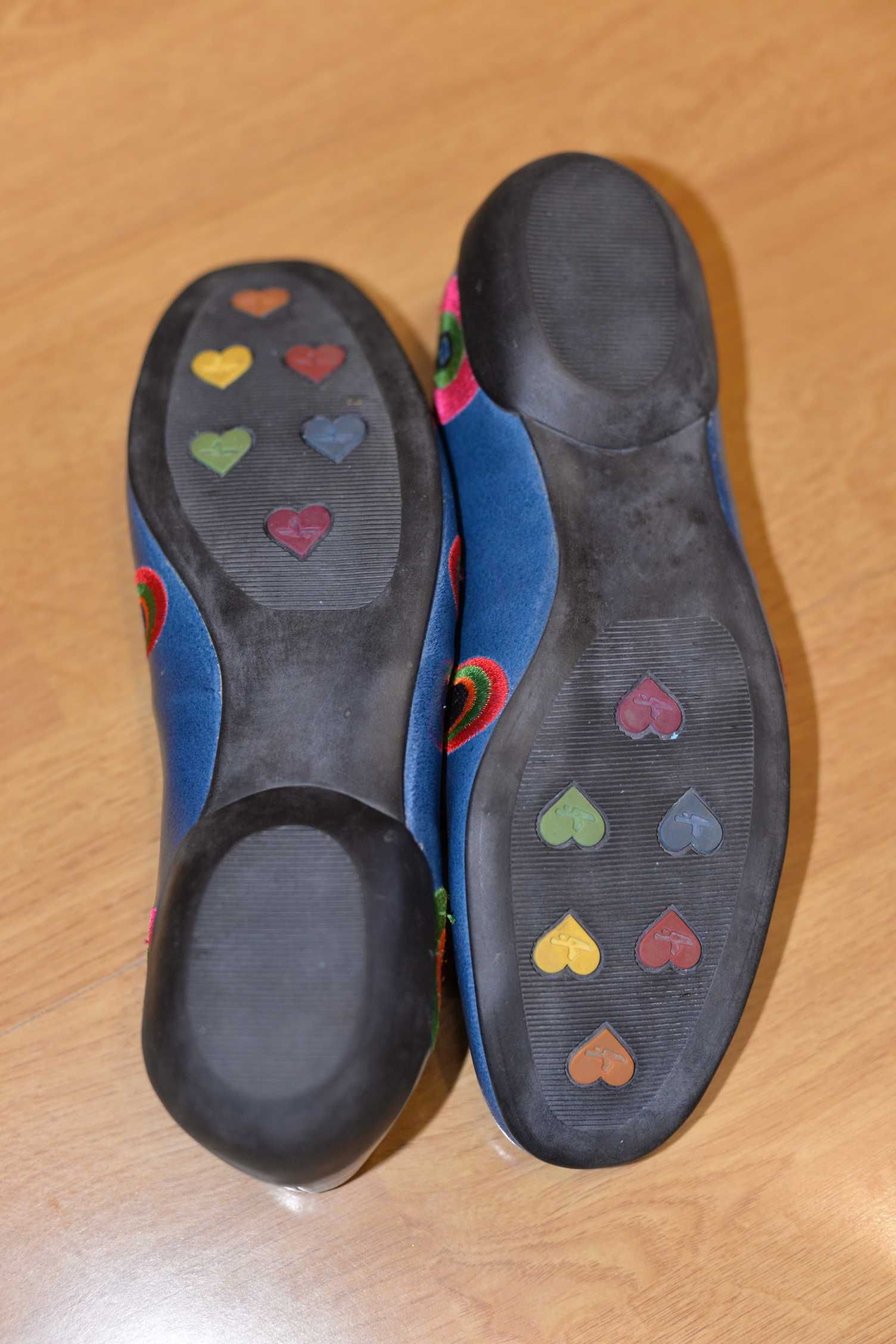 Шкіряні туфлі з вишивкою від іспанського бренду